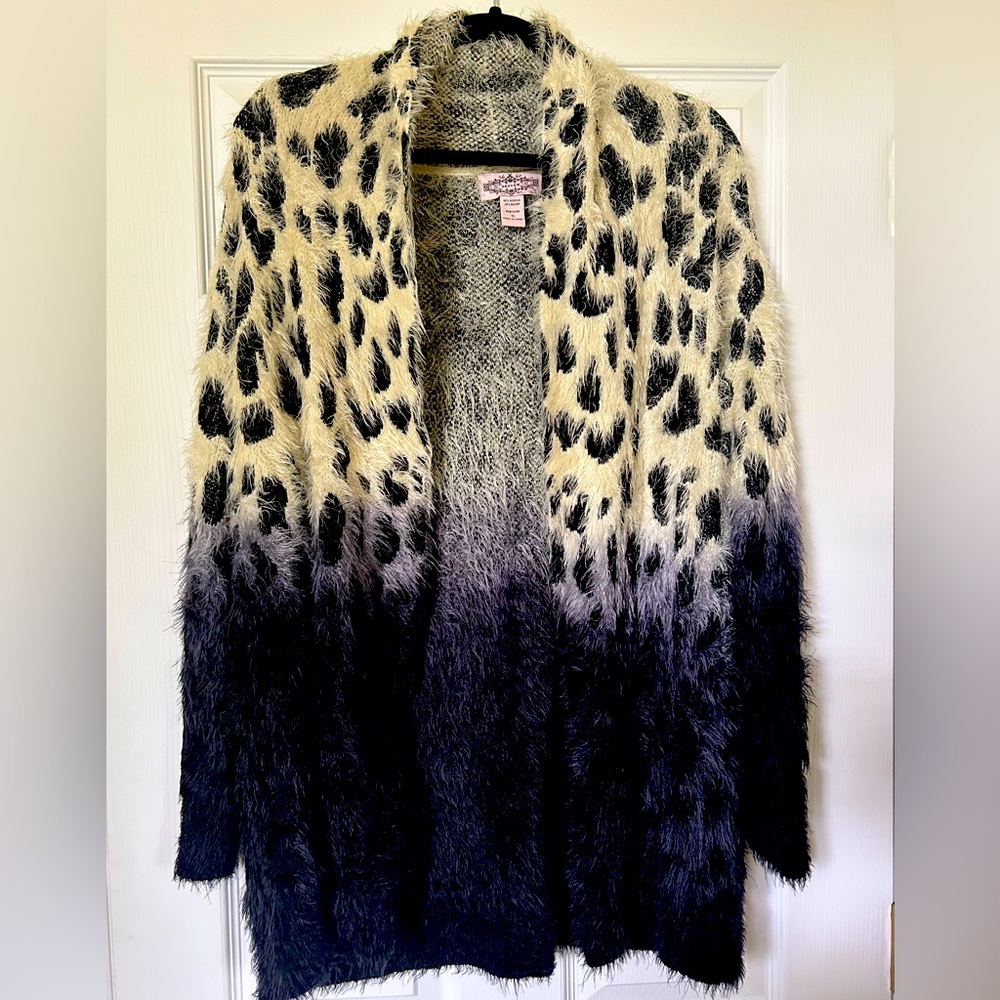 Xl sweater with spots, gradient color from cream to black…a little Cruella